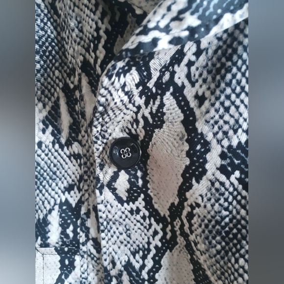 Snakeskin printed cropped blazer, full pockets, soft silky cotton blend - Picture 4 of 16